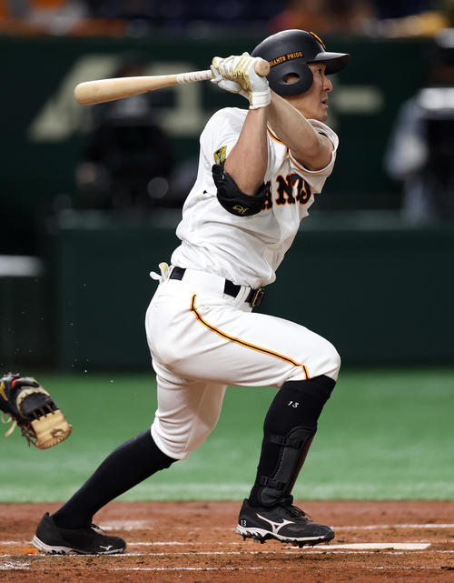 巨人対中日　1回裏巨人無死一、三塁、先制適時打を放つ梶谷（撮影・狩俣裕三）