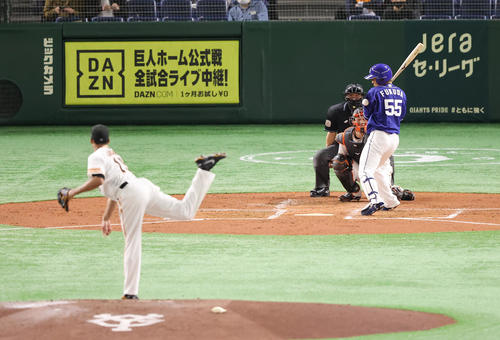 巨人対中日　2回表中日無死、死球を受ける福田。投手サンチェス（撮影・垰建太）
