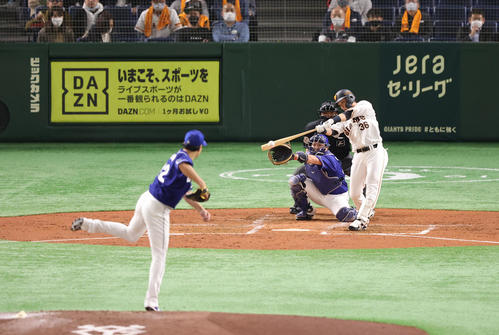 巨人対中日　2回裏巨人無死、二塁打を放つ石川。投手大野雄（撮影・垰建太）