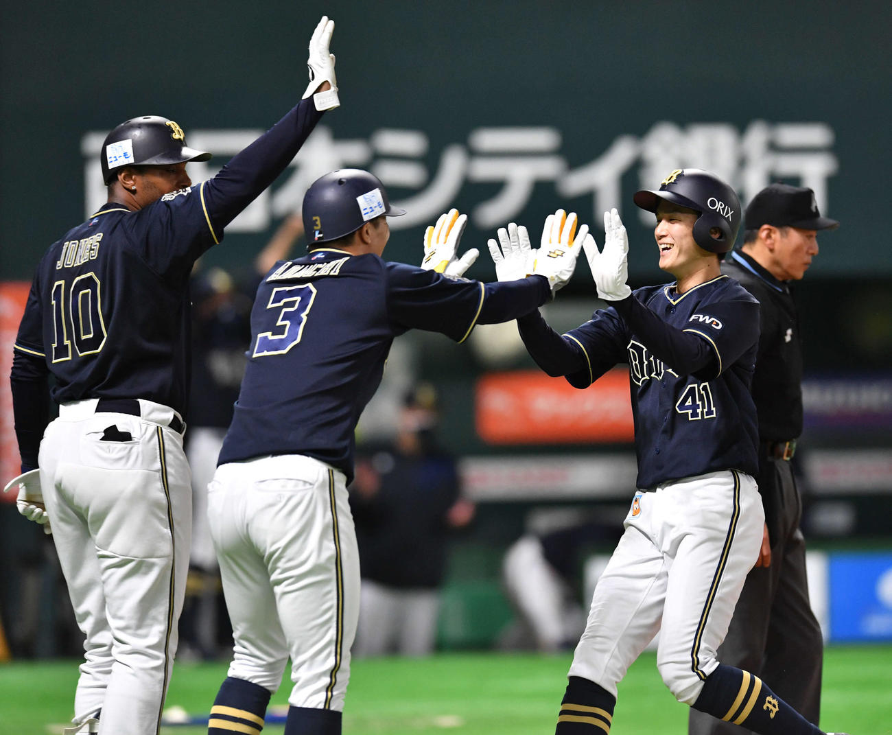 ソフトバンク対オリックス　9回表オリックス1死満塁、中川圭の2点適時二塁打で生還し、ジョーンズ（左）、安達（中）と笑顔でハイタッチする佐野皓（撮影・岩下翔太）