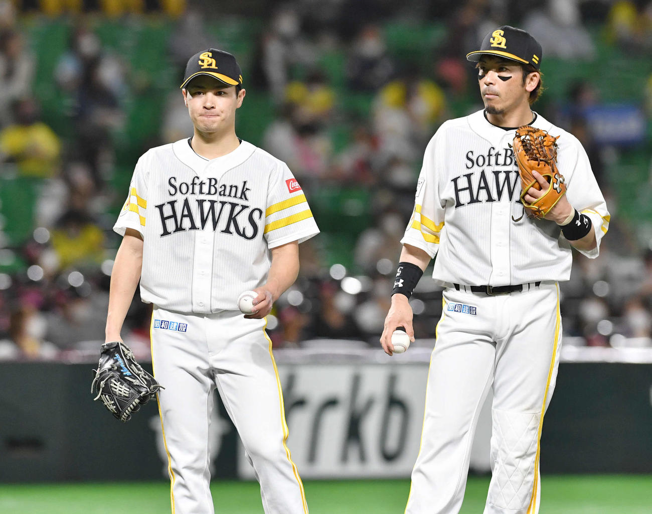 ソフトバンク対オリックス　6回表オリックス1死一、三塁、降板となり悔しそうに口を結ぶ笠谷、右は松田（撮影・岩下翔太）
