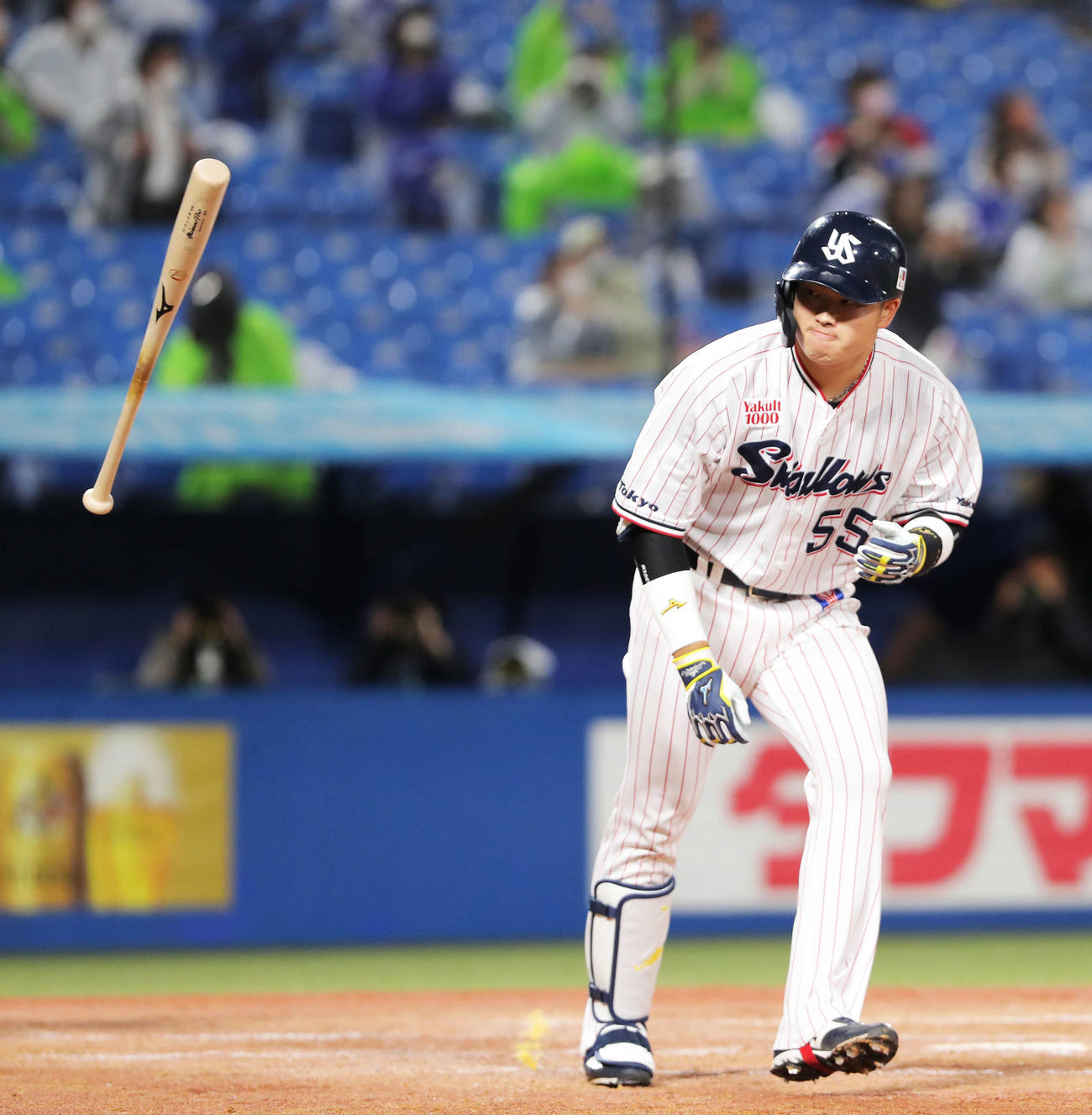 ヤクルト対DeNA 5回裏ヤクルト1死一、二塁、右中間に3点本塁打を放つ村上（撮影・河田真司）