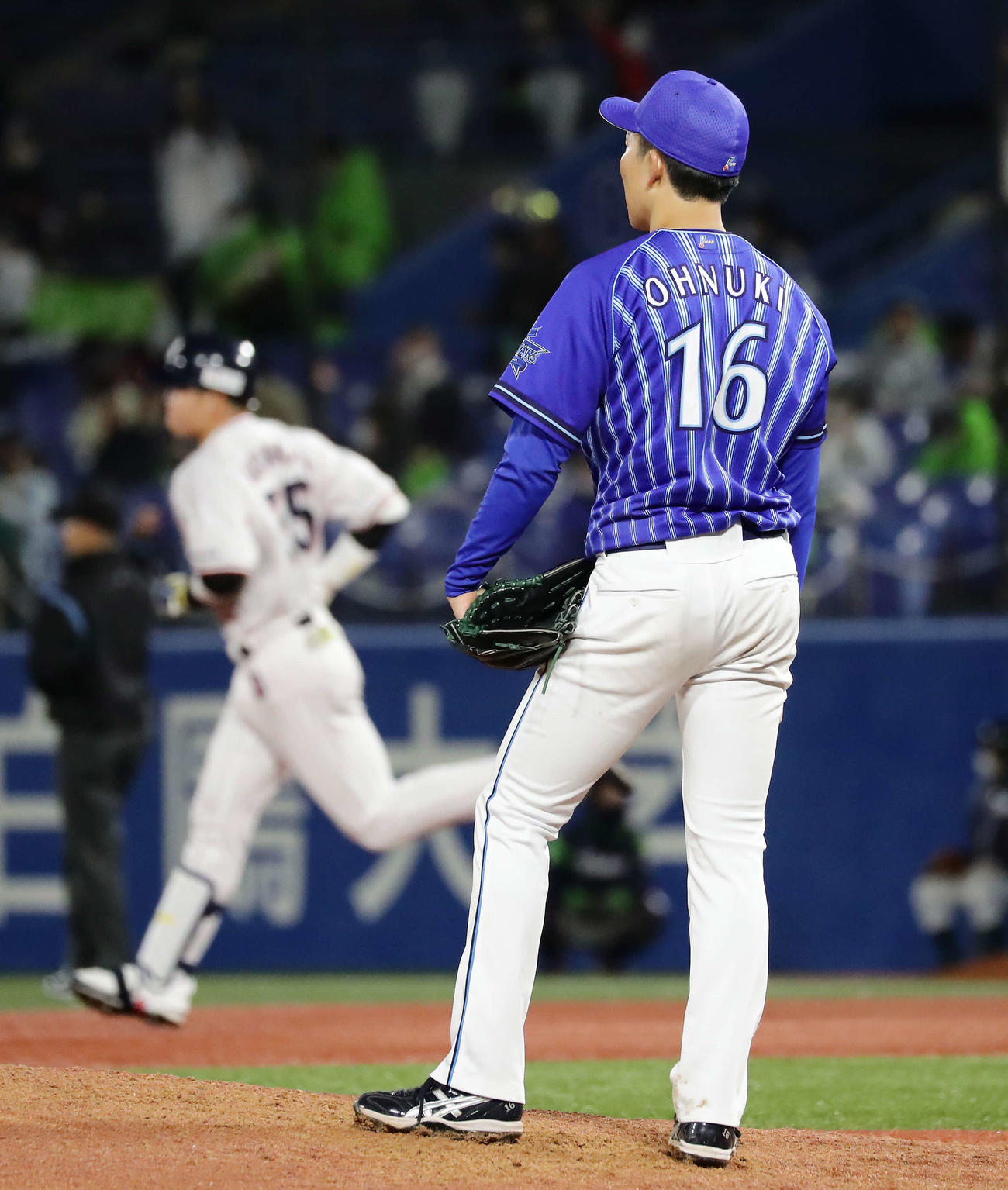 ヤクルト対DeNA 5回裏ヤクルト1死一、二塁、村上に3点本塁打を浴びたDeNA先発の大貫（撮影・丹羽敏通）