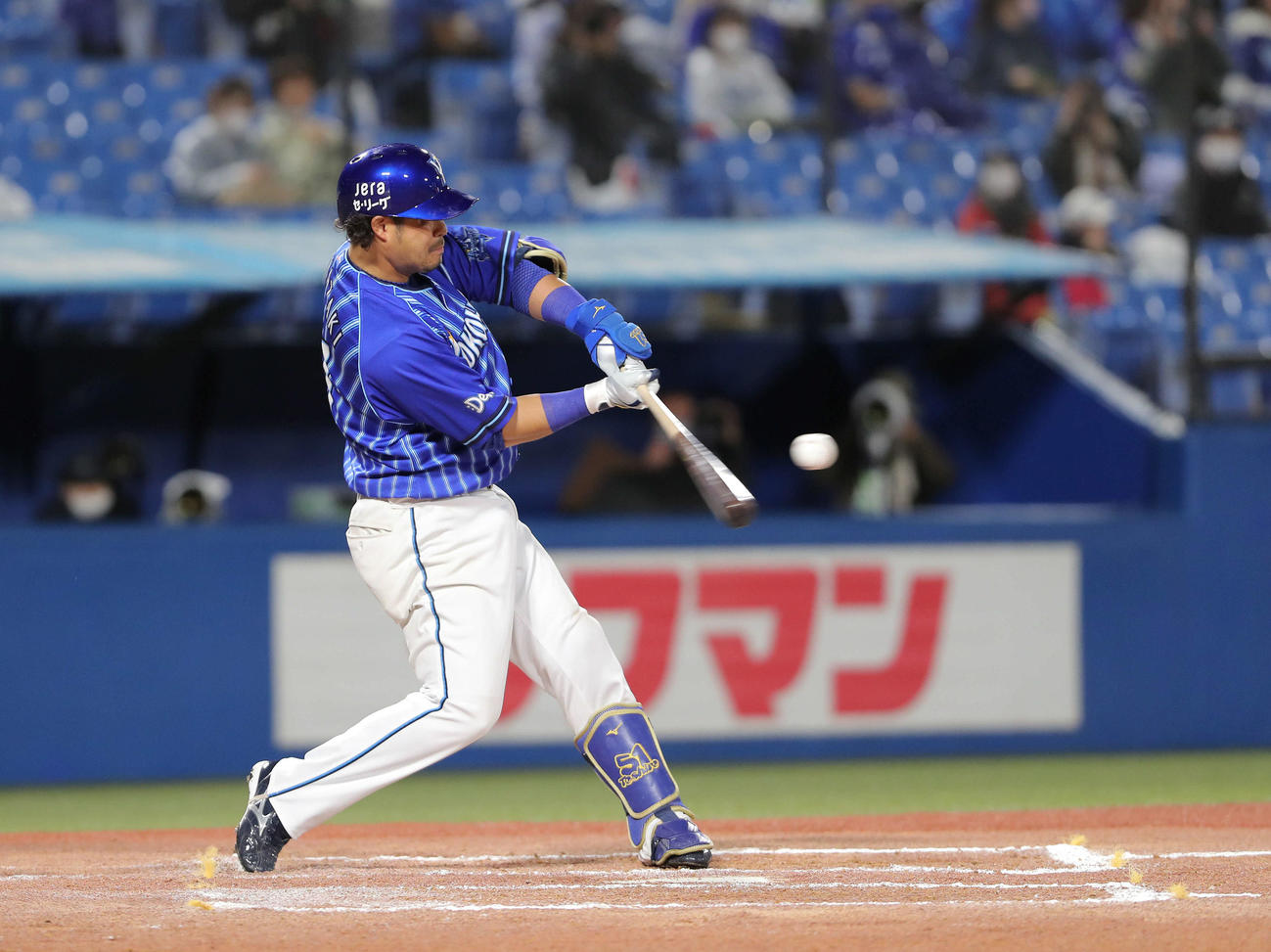 ヤクルト対DeNA 7回表DeNA1死、左越えソロ本塁打を放つ宮崎（撮影・河田真司）