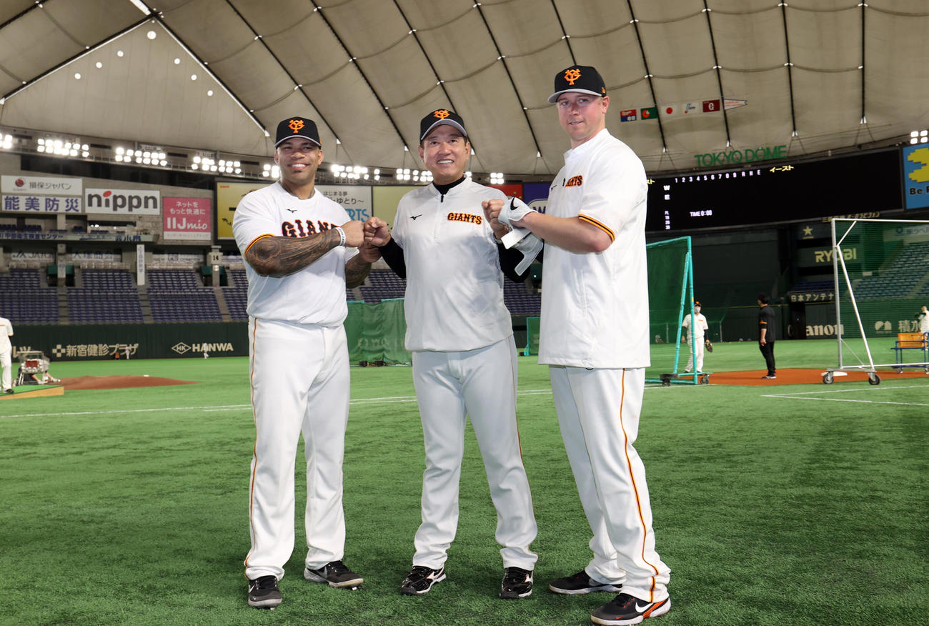 入団会見前の練習後、原監督（中央）と記念撮影するスモーク（右）とテームズ（撮影・狩俣裕三）