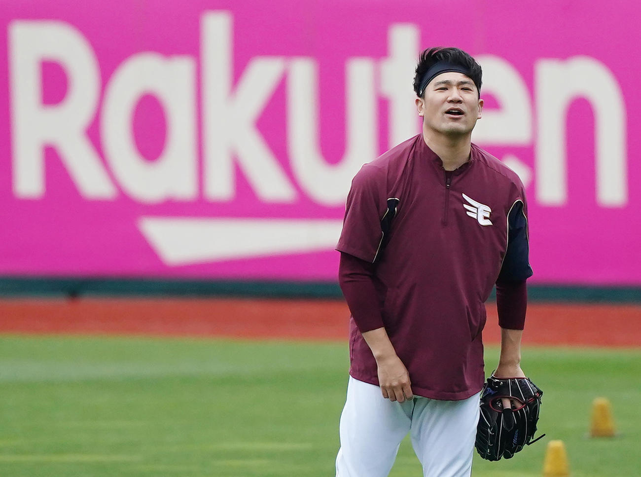 楽天対ロッテ　試合前、キャッチボールをする楽天田中将は、ボールがそれ声を出す（撮影・菅敏）