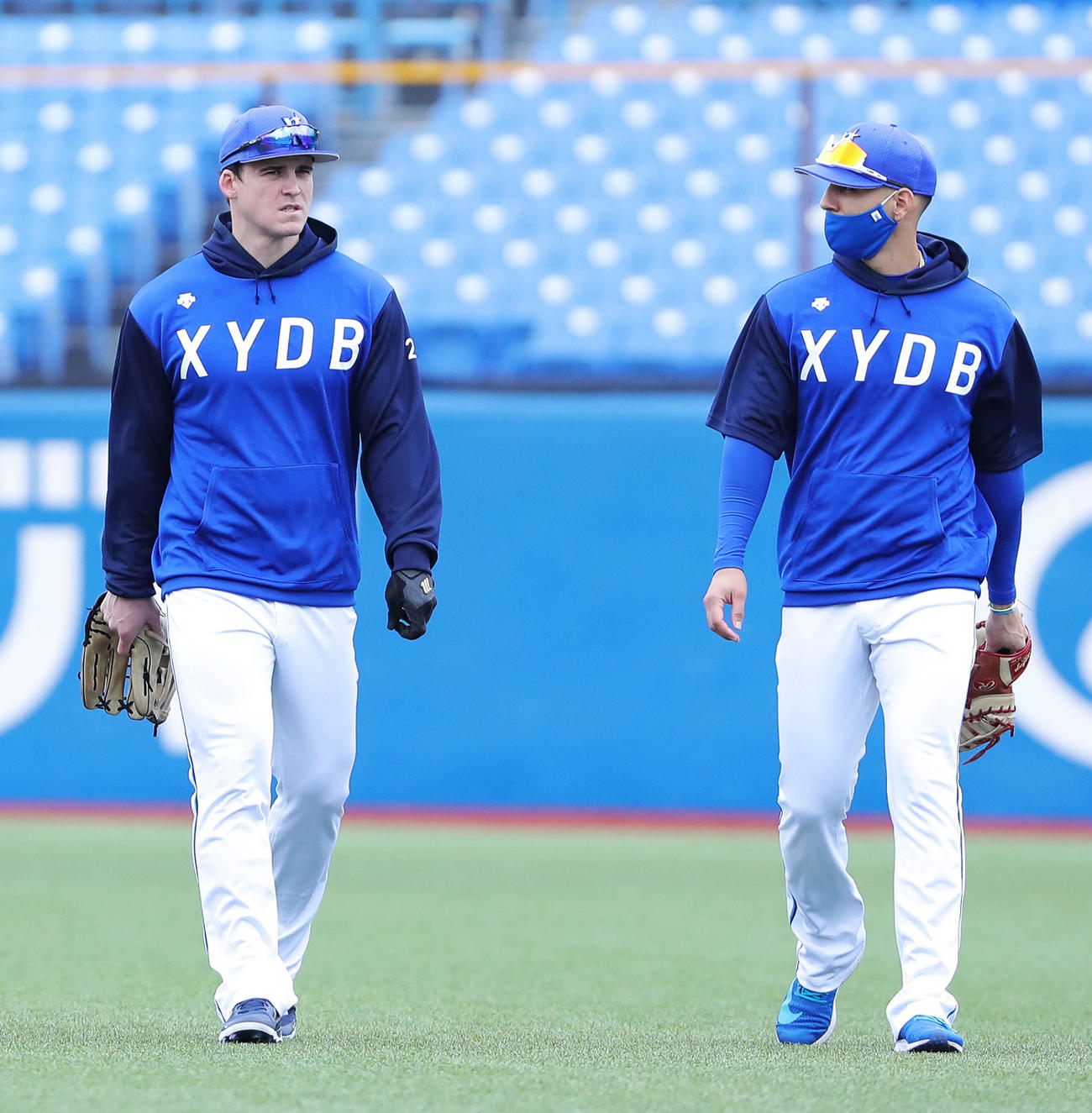 ヤクルト対DeNA　試合前、練習に臨むDeNAオースティン（左）とソト（撮影・河田真司）