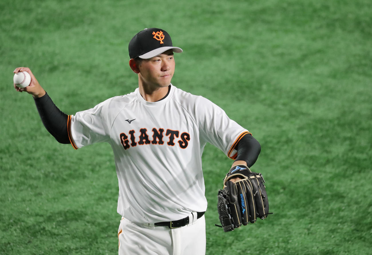 巨人対中日　試合前、投球練習する巨人平内（撮影・垰建太）