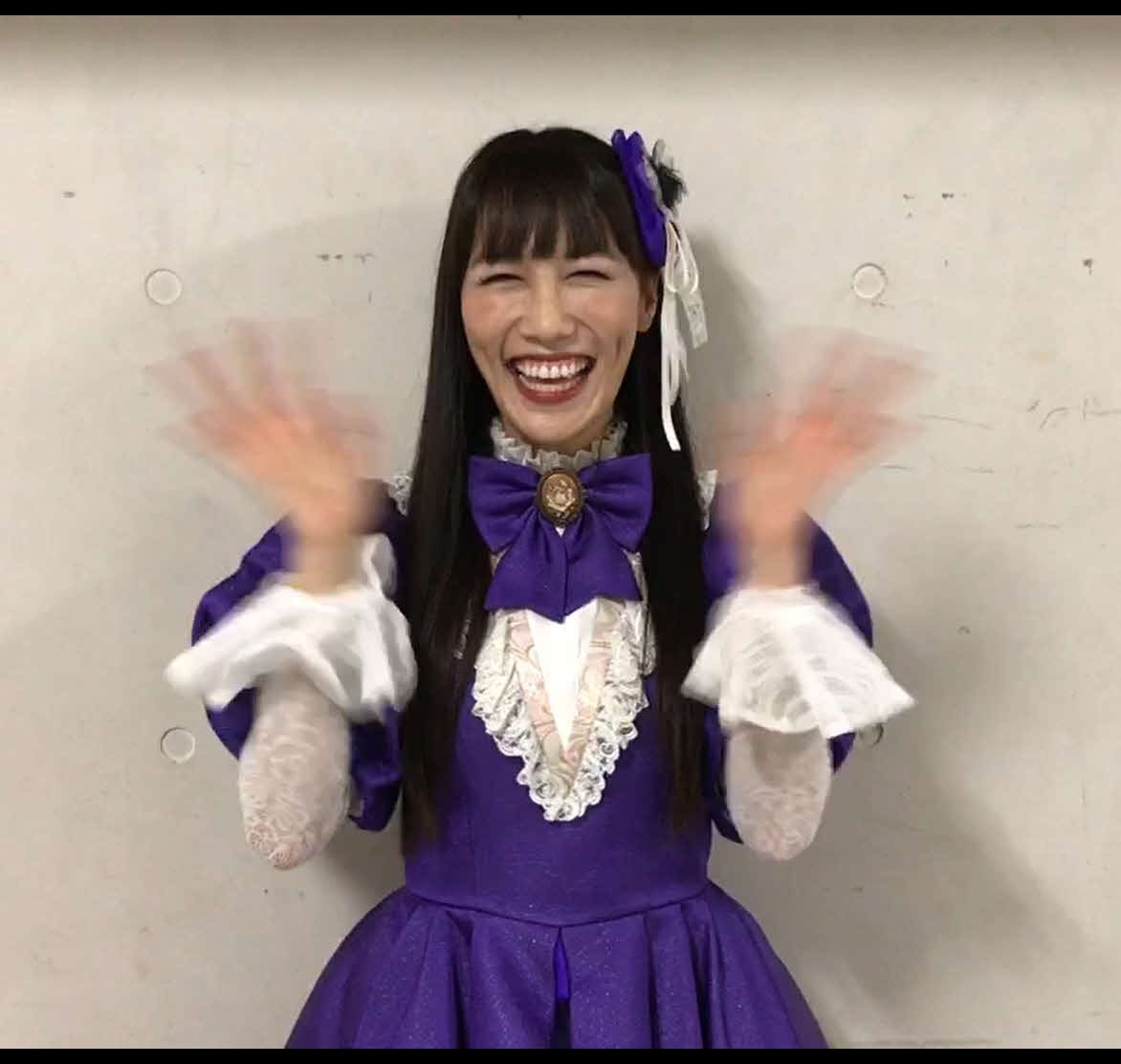 阪神佐藤輝明に応援メッセージを送るももいろクローバーZの高城れに（スターダストプロモーション提供）