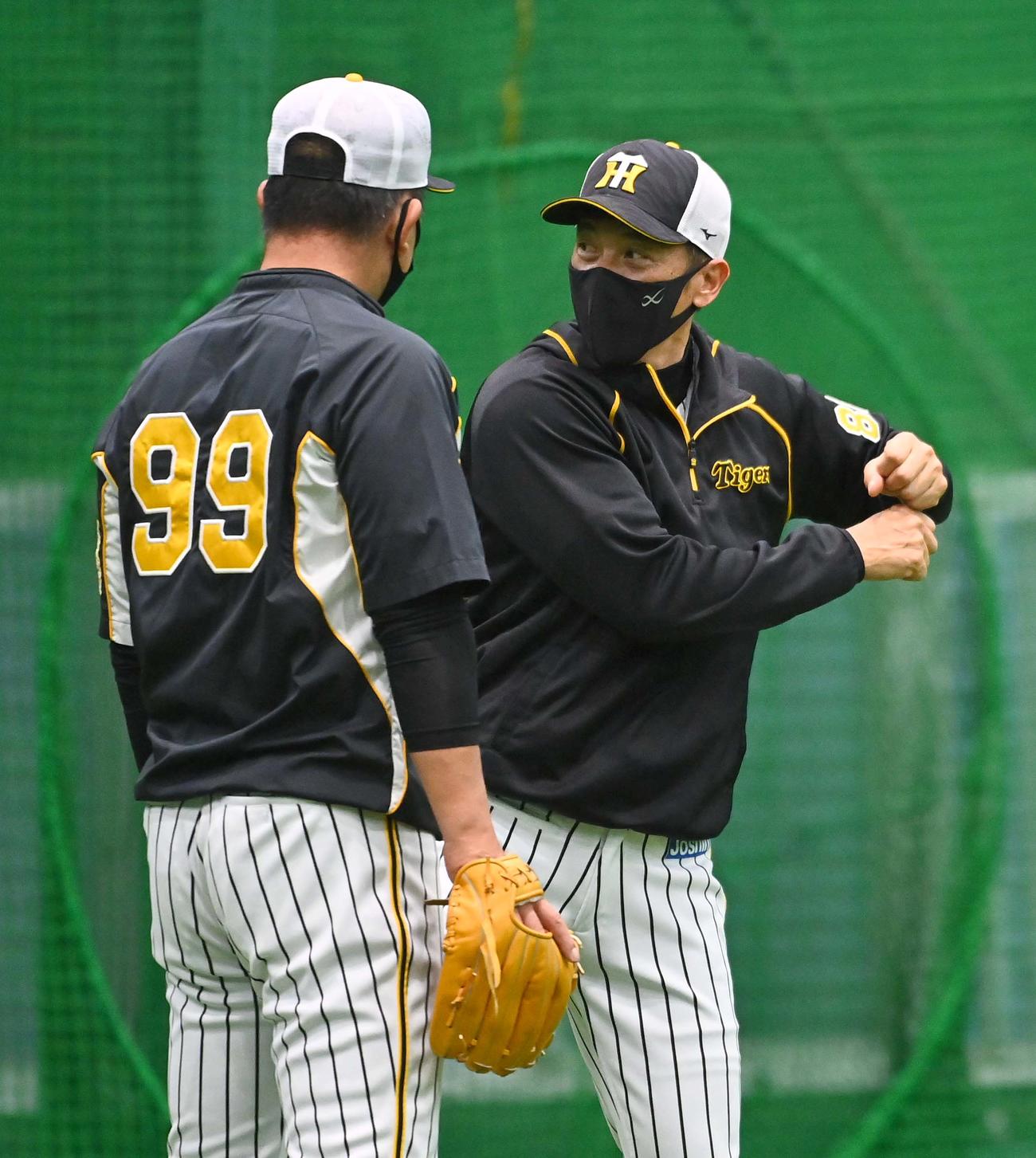井上ヘッドコーチ（左）と打撃談義をする矢野監督（撮影・上田博志）