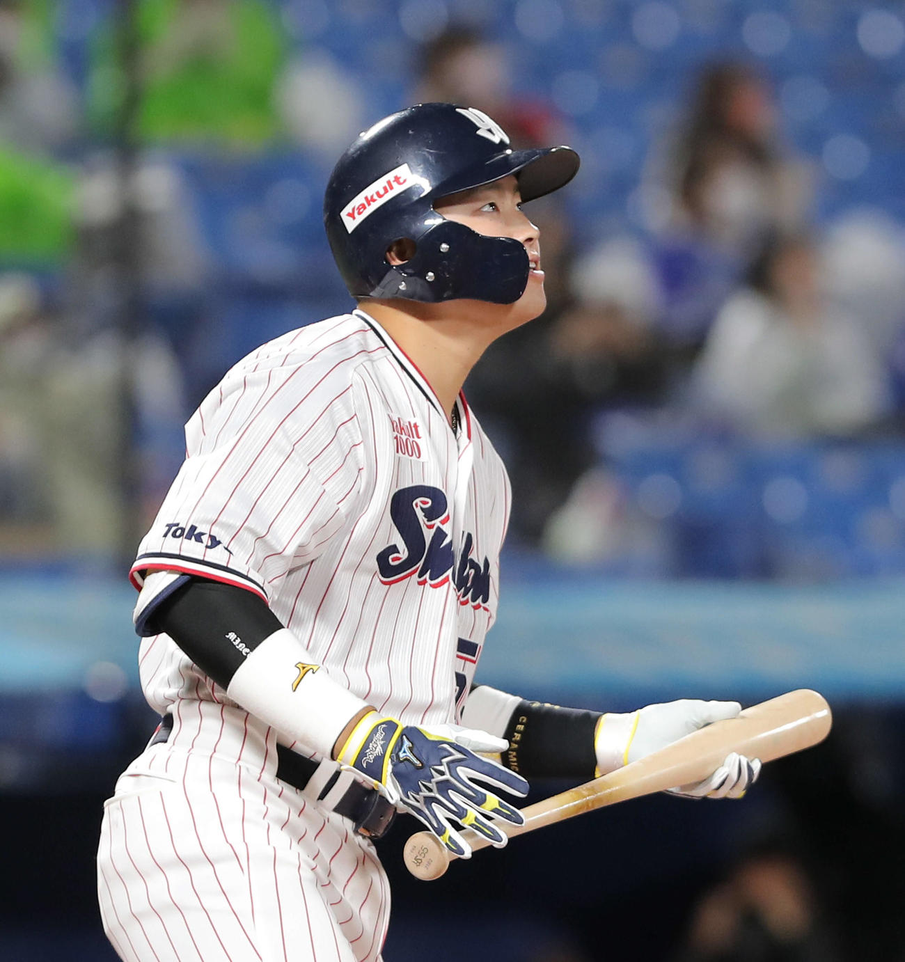 ヤクルト対DeNA 5回裏ヤクルト1死一、二塁、右中間に3点本塁打を放つ村上（撮影・河田真司）