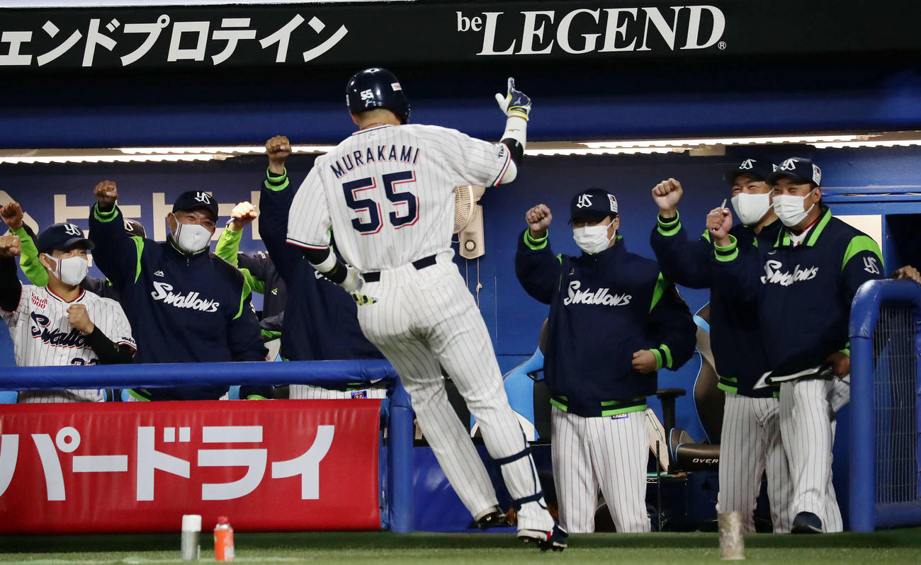 ヤクルト対DeNA 5回裏ヤクルト1死一、二塁、3点本塁打を放った村上をガッツポーズで迎える高津監督（右から3人目）らヤクルトベンチ（撮影・丹羽敏通）