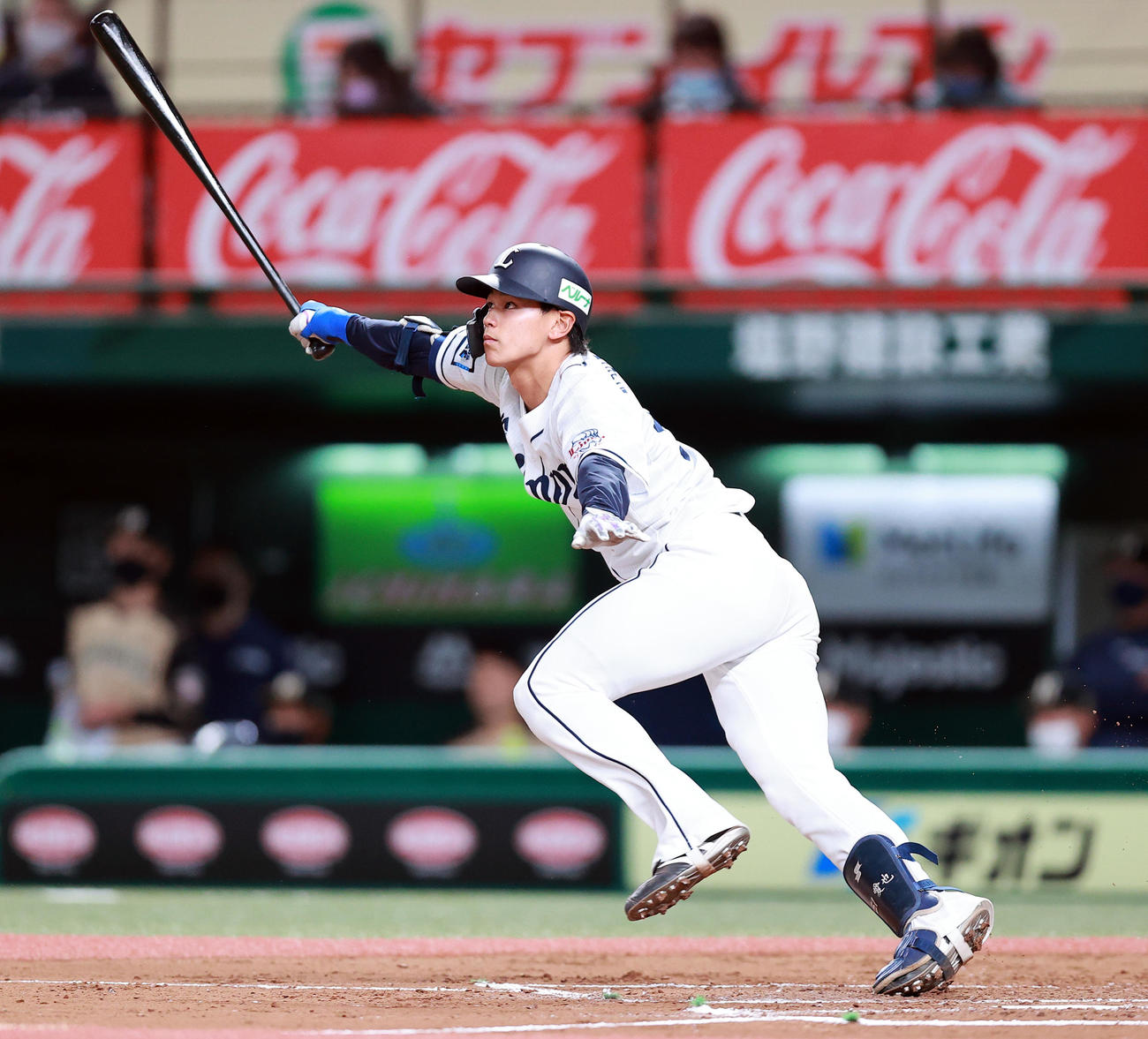 西武対日本ハム　2回裏西武無死二、三塁、西川は先制の中犠飛を放つ（撮影・浅見桂子）