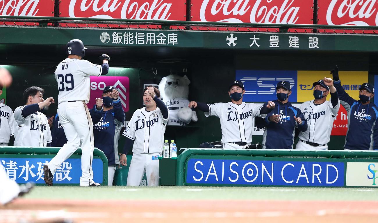 西武対日本ハム　2回裏、生還した呉念庭を出迎える西武ナイン（撮影・黒川智章）
