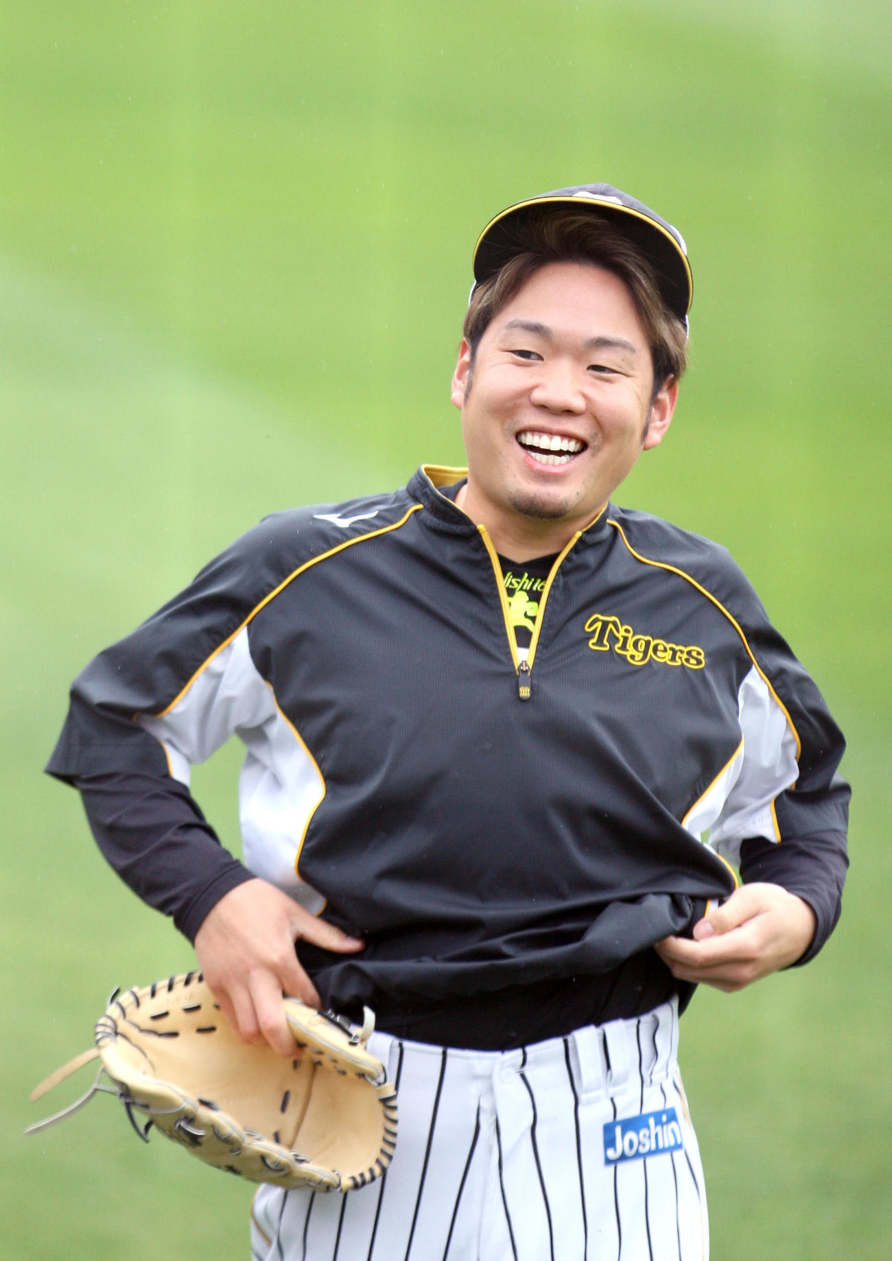 試合前の練習で笑顔を見せる阪神西勇輝（撮影・上山淳一）