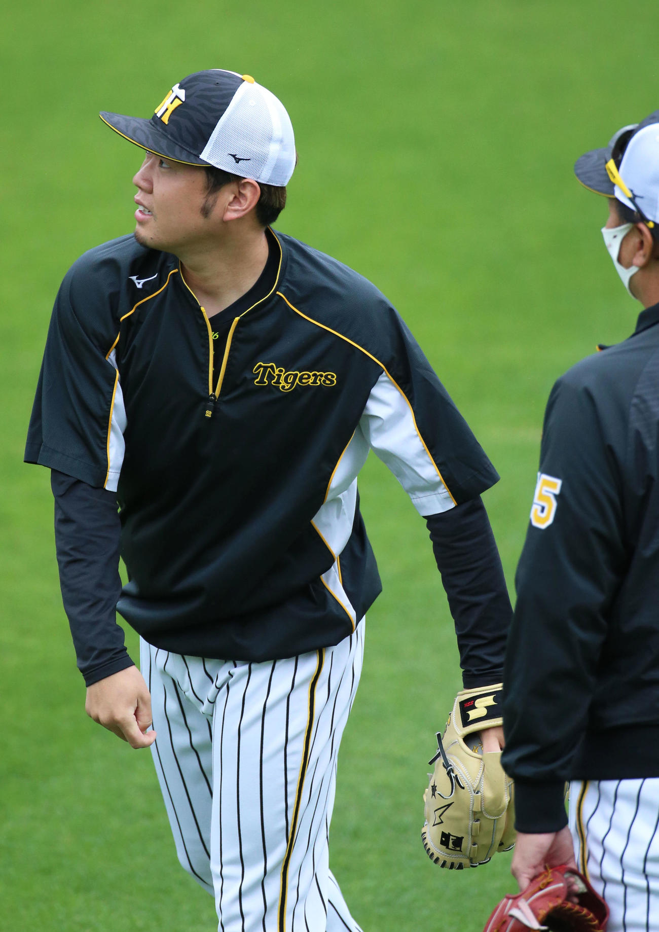 阪神対広島　試合前の練習で西勇輝は福原投手コーチ（右端）とキャッチボールしながら話す（撮影・上山淳一）
