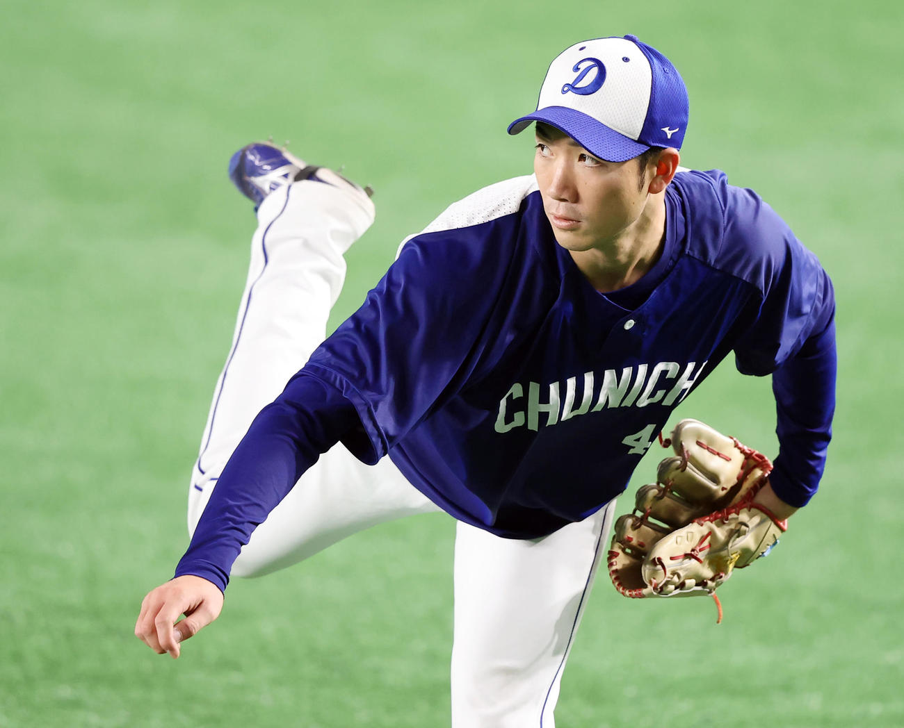 巨人対中日　試合前、投球練習を行う中日勝野（撮影・垰建太）