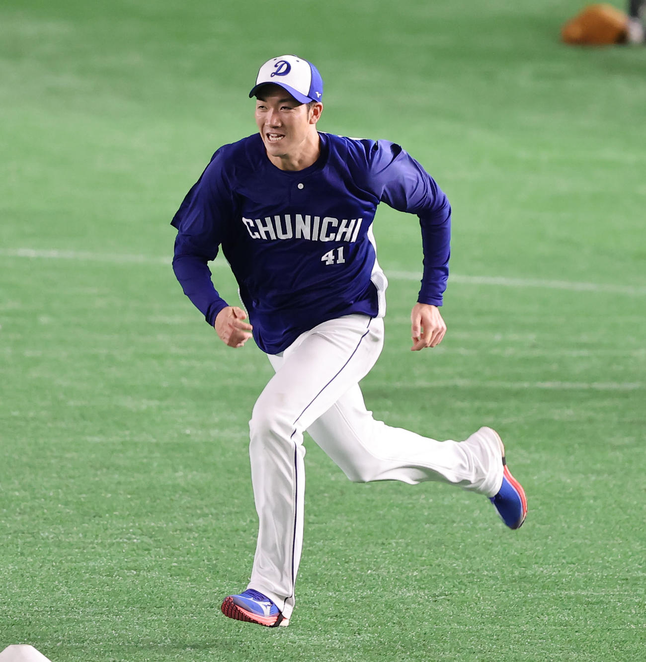 巨人対中日　試合練習、走り込む中日勝野（撮影・垰建太）