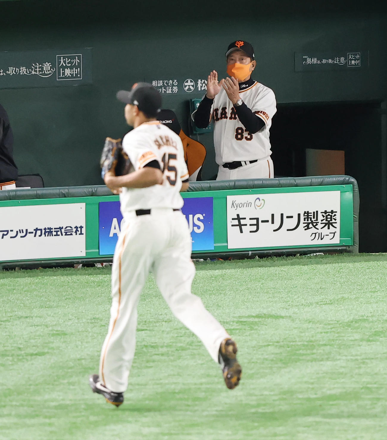 巨人対中日　8回表中日1死、降板するサンチェス（手前）に拍手を送る原監督（撮影・垰建太）