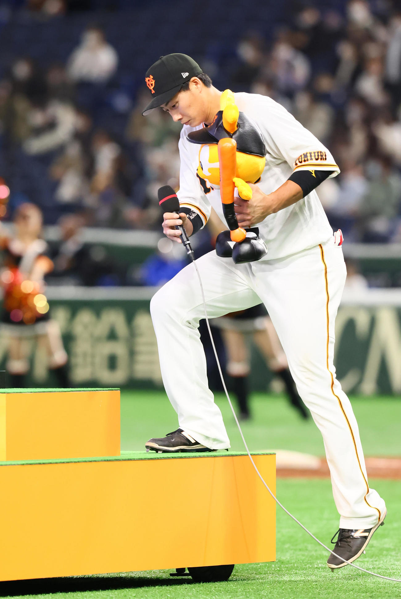 巨人対中日　お立ち台に上がる巨人広岡（撮影・足立雅史）