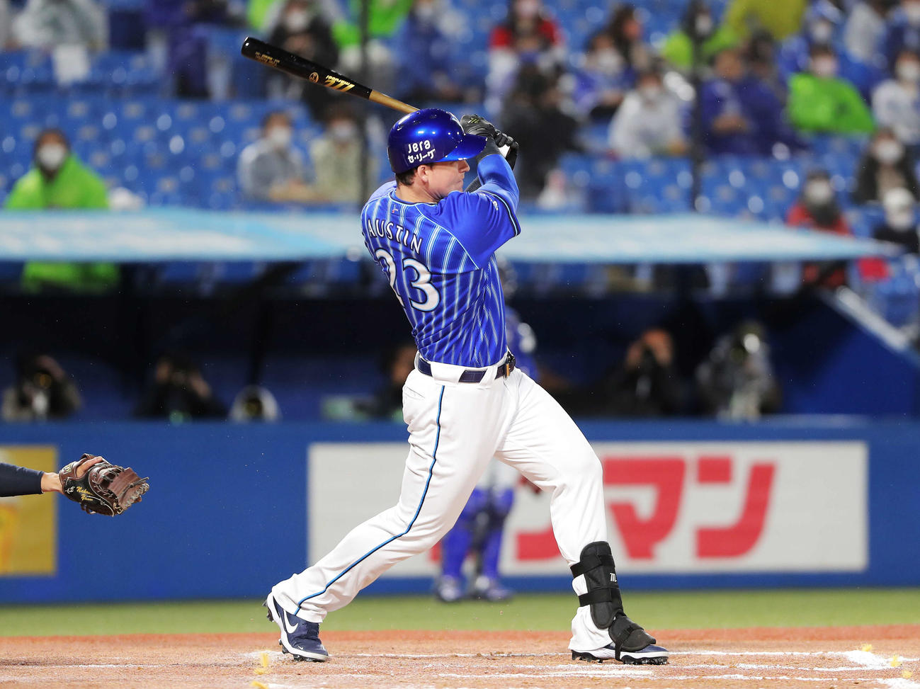 ヤクルト対DeNA 8回表DeNA1死、中前打を放つオースティン（撮影・河田真司）