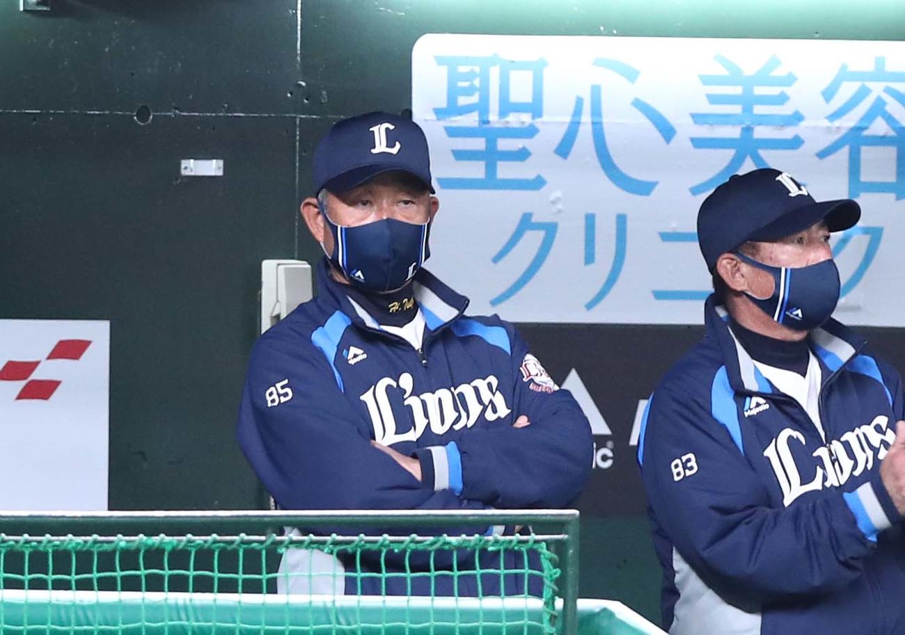 西武対日本ハム　ベンチで渋い表情の辻監督（撮影・黒川智章）