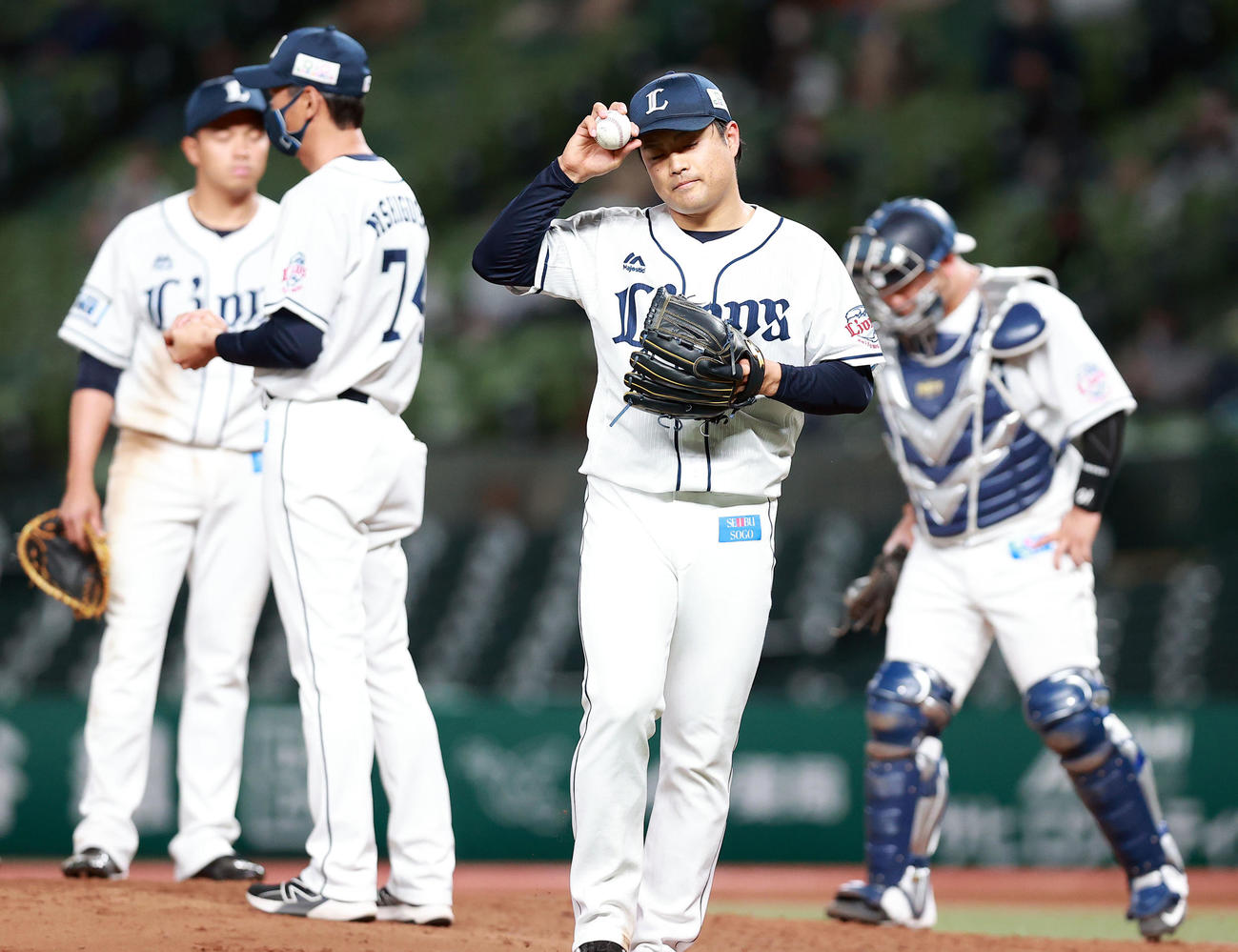 西武対日本ハム　6回表日本ハム無死一、二塁、渡辺に四球を与えた場面で降板となった松本（手前）は悔しそうにマウンドを降りる（撮影・浅見桂子）