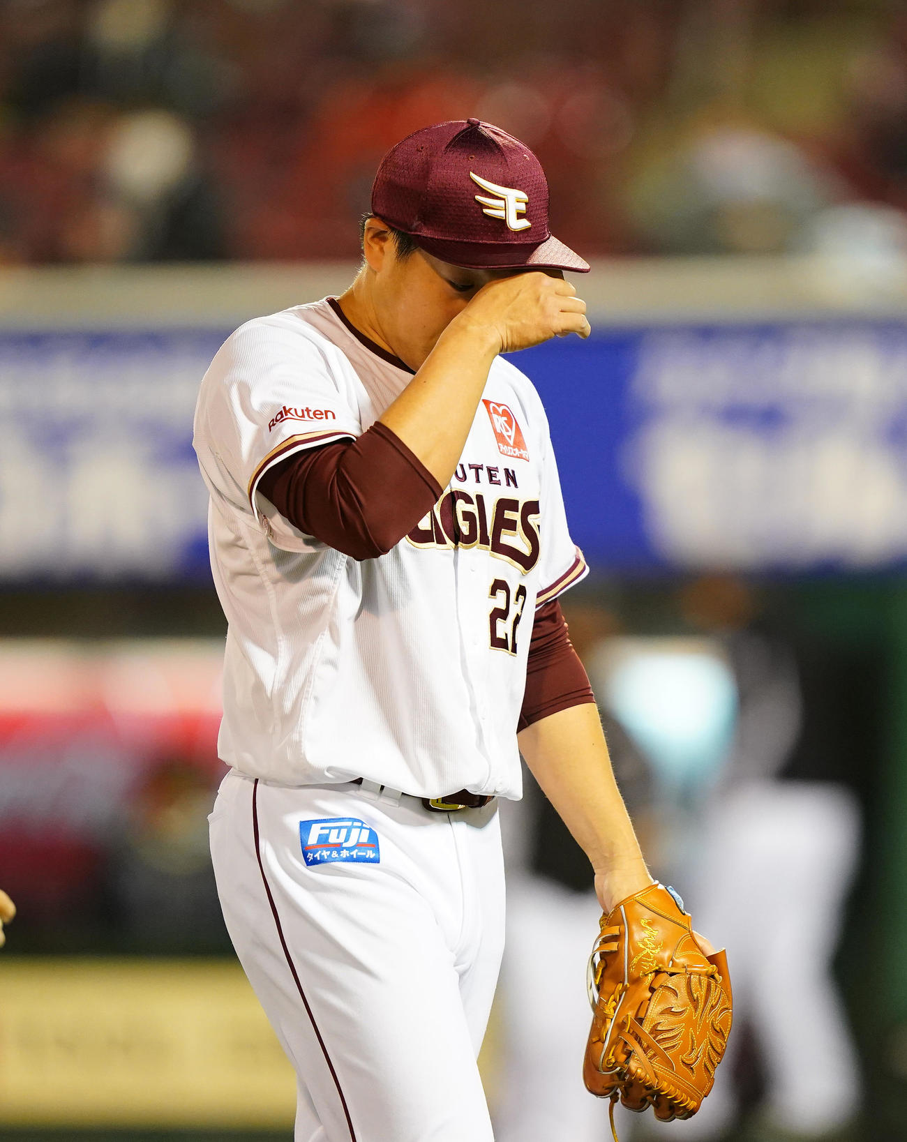 楽天対ロッテ　8回に登板し、この回に3失点の楽天牧田は、手で顔を覆いベンチに戻る（撮影・菅敏）