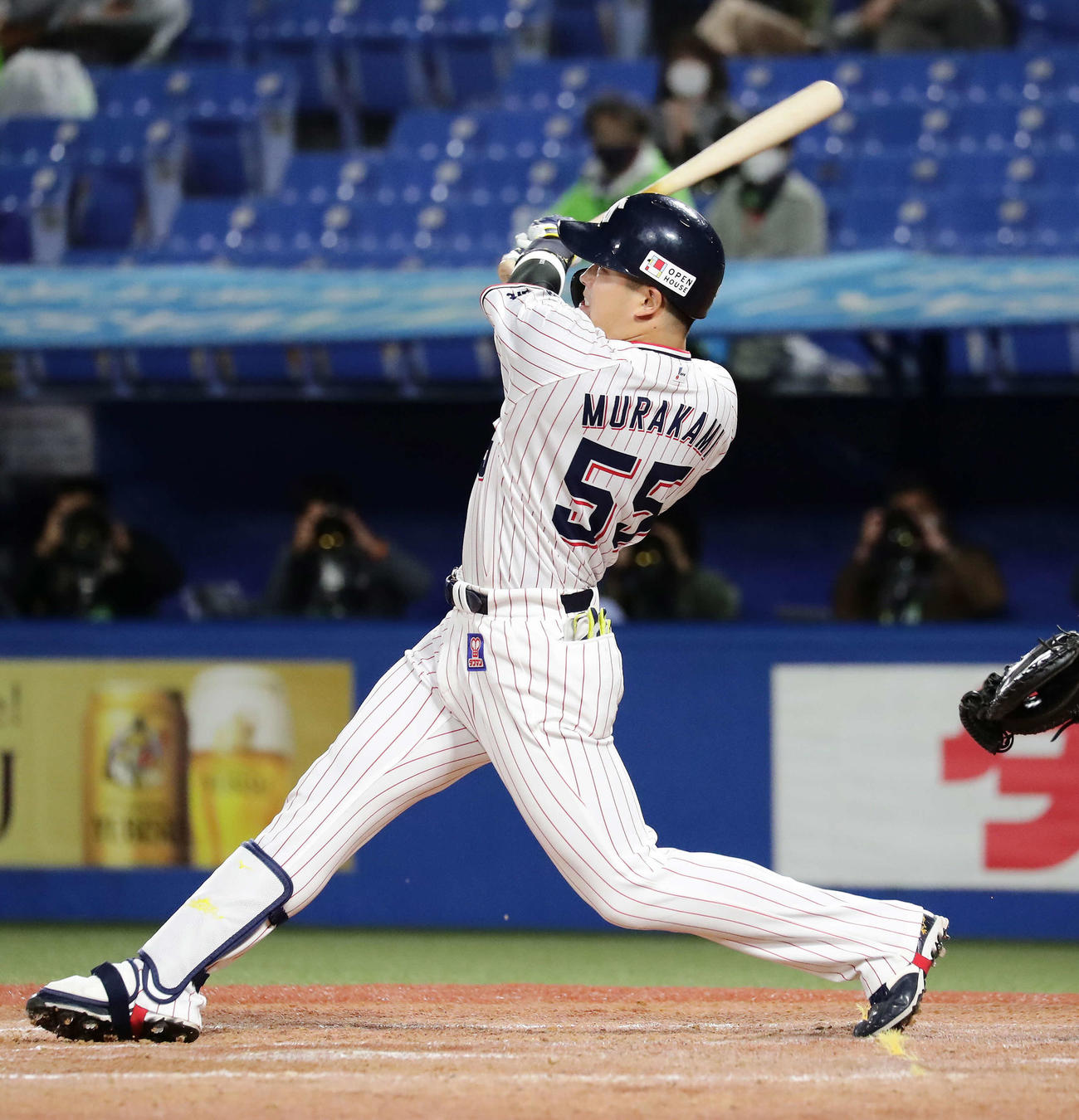 ヤクルト対DeNA 5回裏ヤクルト1死一、二塁、村上は右中間に3点本塁打を放つ（撮影・丹羽敏通）