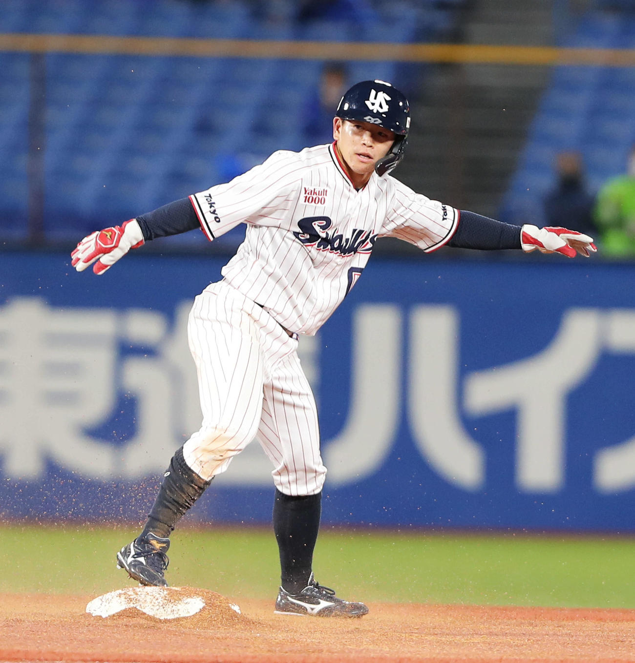 ヤクルト対DeNA 7回裏ヤクルト2死一塁、プロ初盗塁を決める並木（撮影・河田真司）