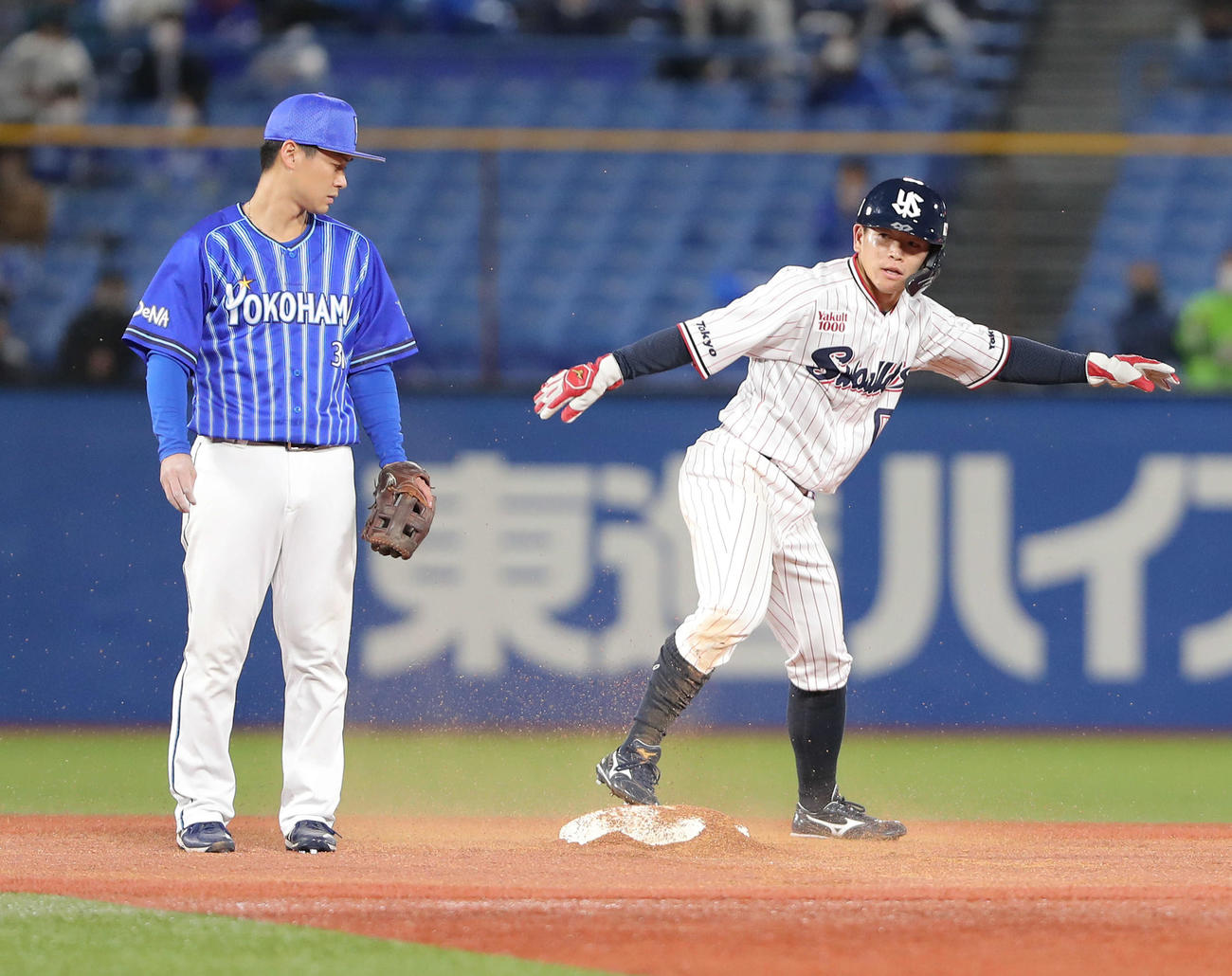 ヤクルト対DeNA 7回裏ヤクルト2死一塁、二盗を決める並木。二塁手柴田（撮影・河田真司）