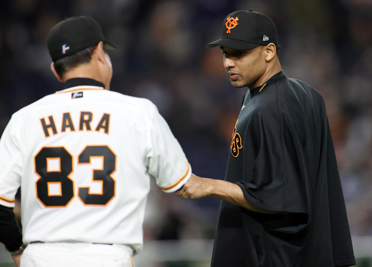 巨人対中日　試合後、原監督（左）とタッチを交わすサンチェス（撮影・狩俣裕三）