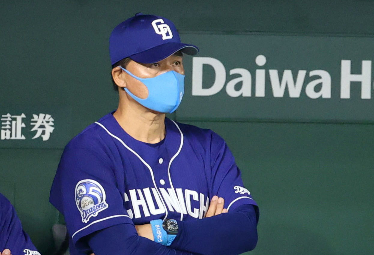 巨人対中日　9回表、厳しい表情を見せる中日与田監督（撮影・狩俣裕三）