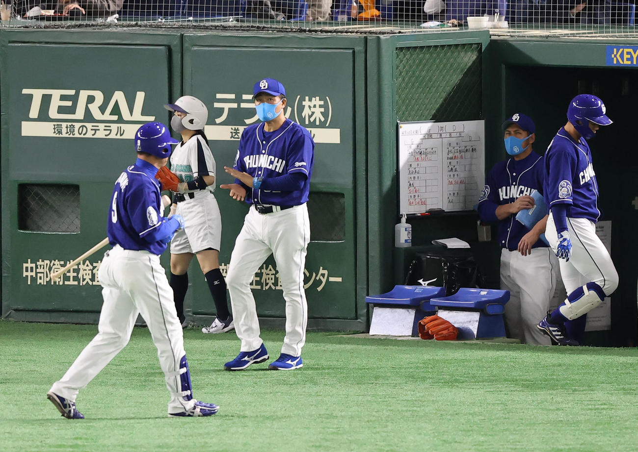 巨人対中日　8回表中日2死一塁、福留（左）が三振に倒れ交代を告げにベンチを出る与田監督（中央）（撮影・垰建太）