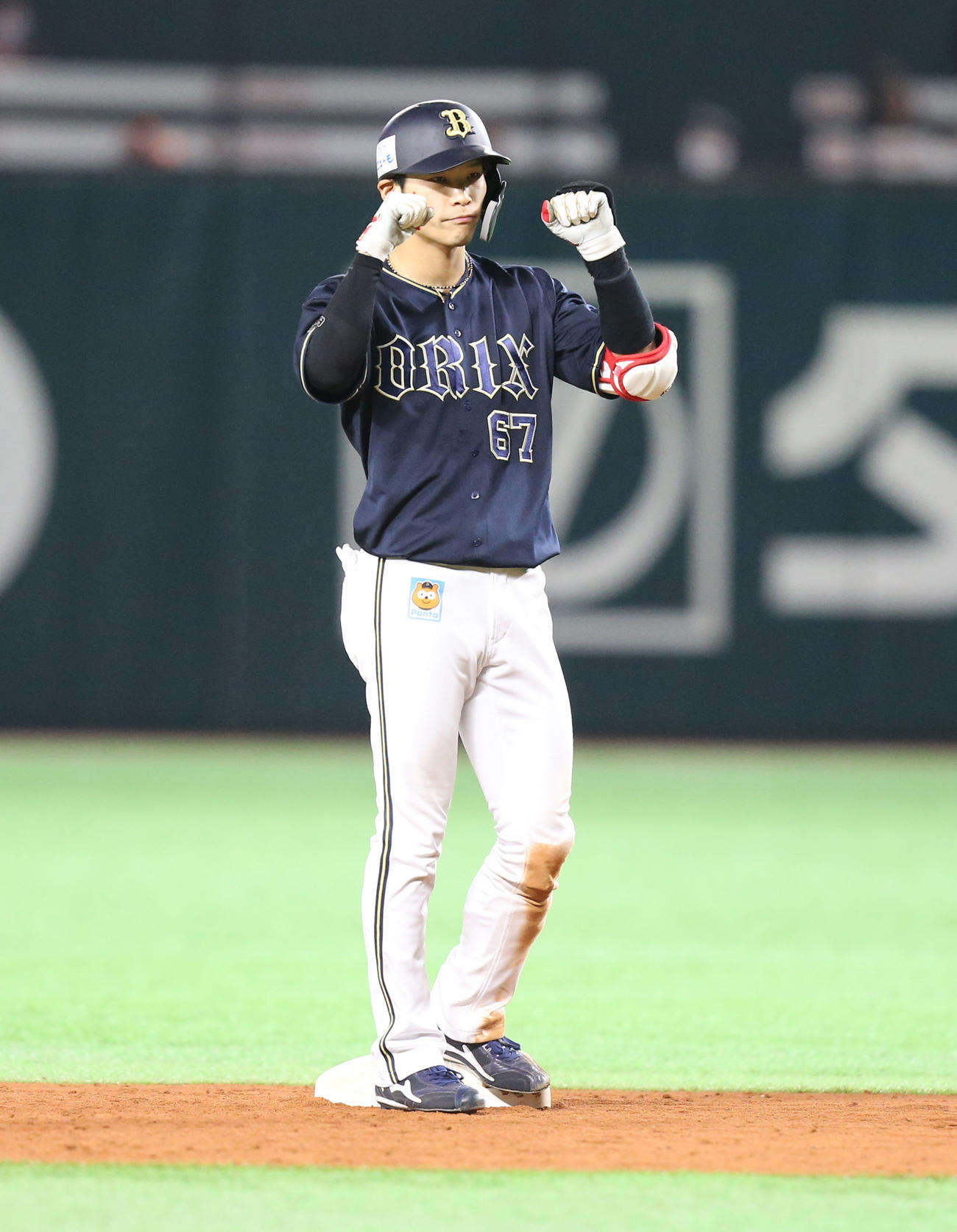 ソフトバンク対オリックス　9回表オリックス1死満塁塁、中川圭太は中越えの2点適時二塁打を放ちガッツポーズをする
