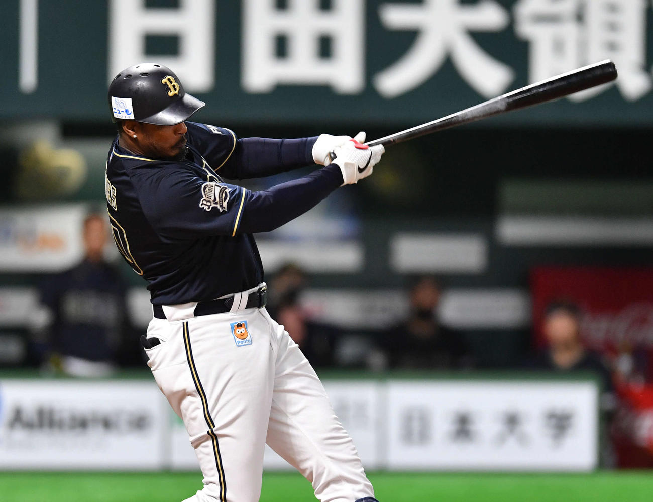 ソフトバンク対オリックス　9回表オリックス1死二、三塁、アダム・ジョーンズは中前適時打を放つ（撮影・岩下翔太）