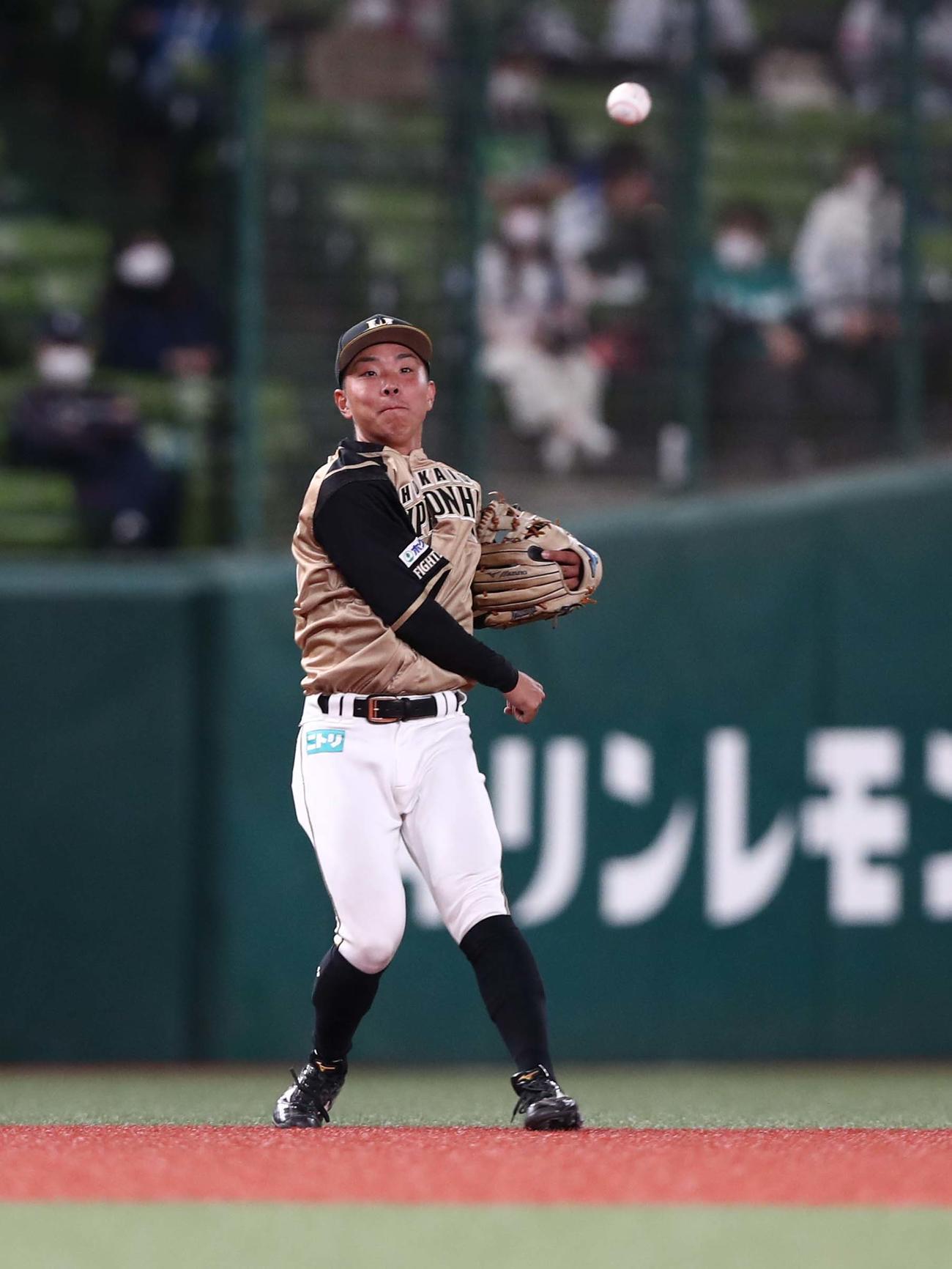 西武対日本ハム　5回裏西武2死、若林の遊ゴロを一塁に送球する日本ハム上野（撮影・黒川智章）