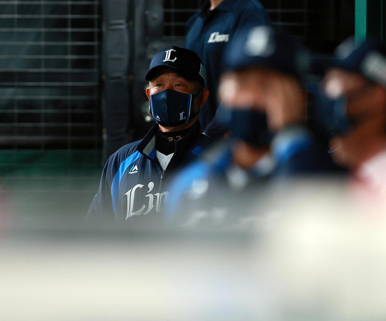 西武対日本ハム　6回表日本ハムに勝ち越しを許し、ベンチでぼう然とスコアを見つめる西武辻監督（撮影・浅見桂子）