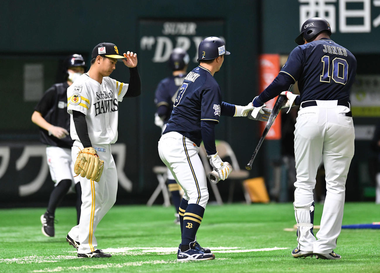 ソフトバンク対オリックス　9回表オリックス1死満塁、中川圭太に2点中適時二塁打を打たれ肩を落とす田浦文丸（左）、中央は安達了一、右はアダム・ジョーンズ（撮影・岩下翔太）