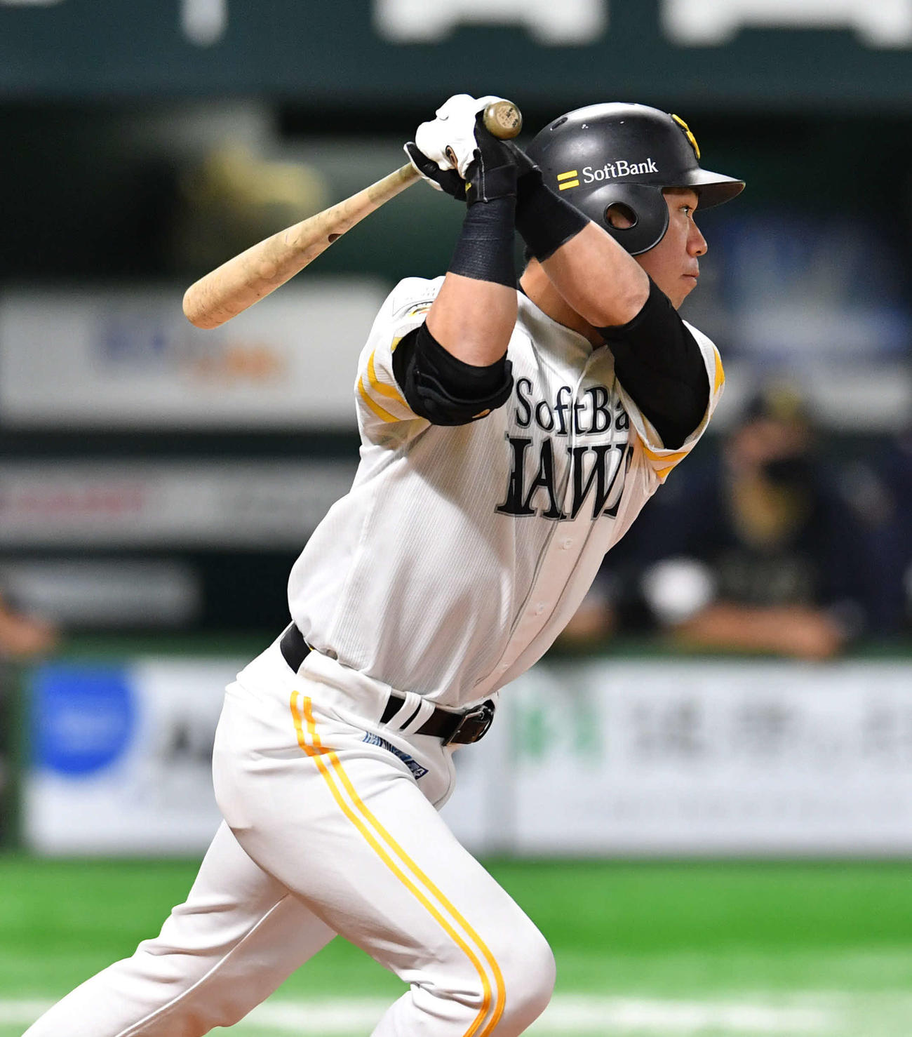ソフトバンク対オリックス　9回裏ソフトバンク2死一、二塁、長谷川は左前適時打を放つ（撮影・岩下翔太）