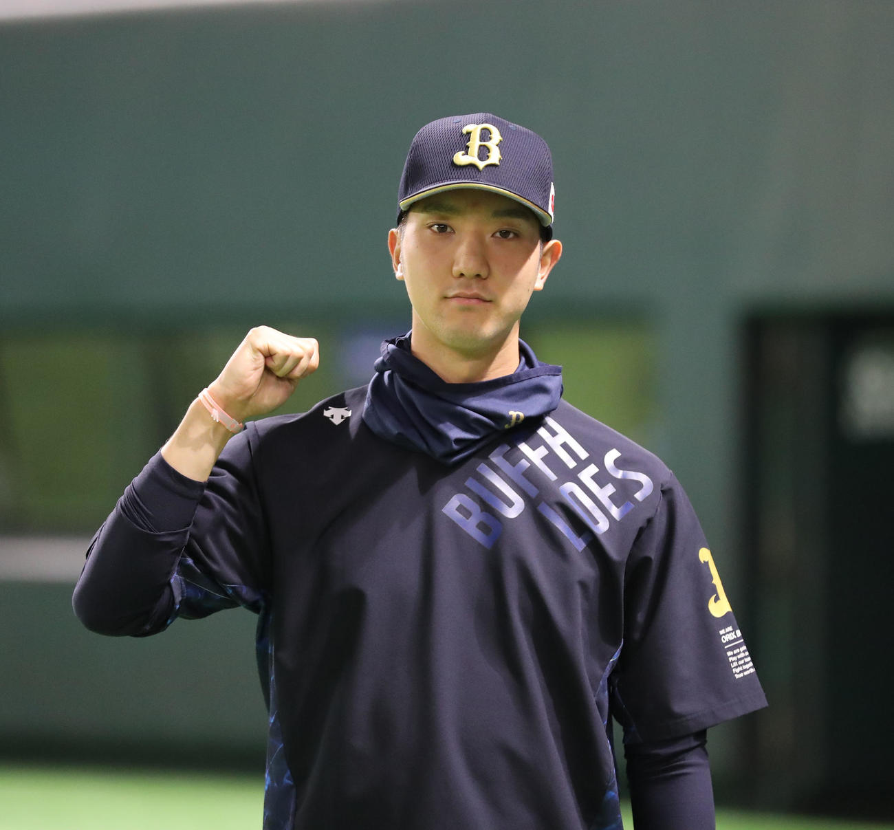 ソフトバンク対オリックス　勝利投手となりガッツポーズをする田嶋（撮影・屋方直哉）