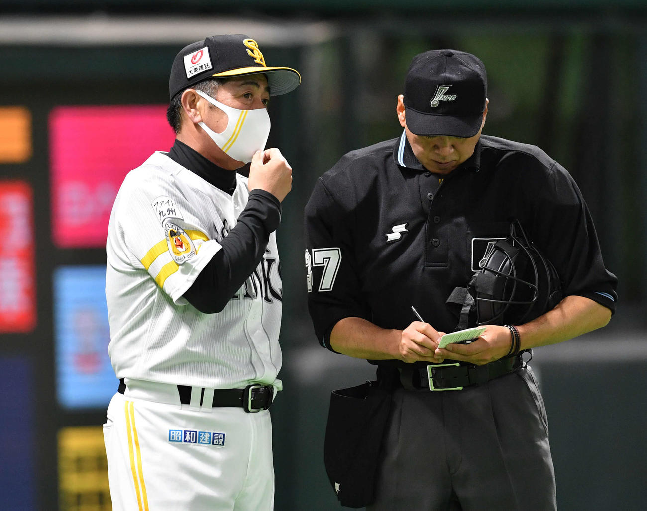 ソフトバンク対オリックス　8回裏の攻撃を終え、投手の交代を告げる工藤監督（撮影・岩下翔太）