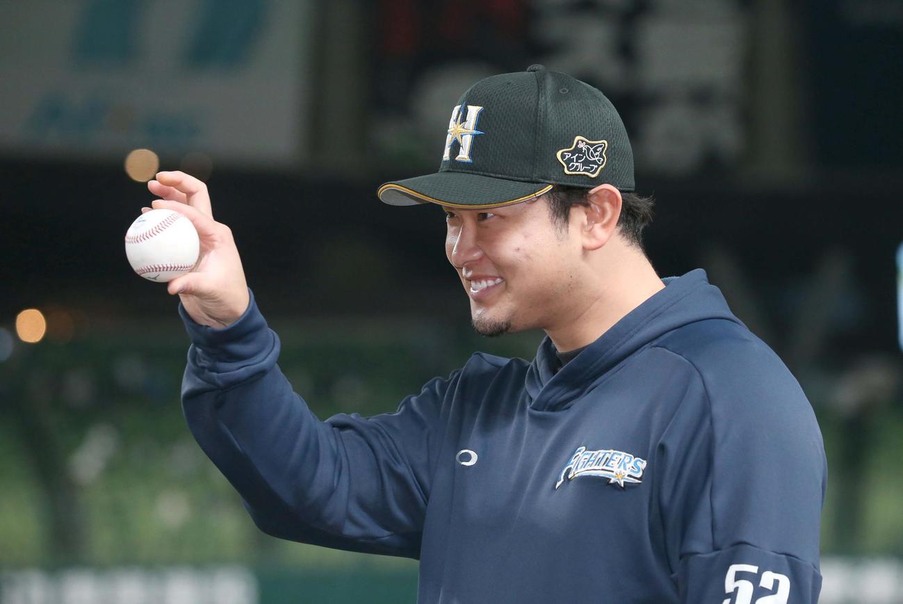 西武対日本ハム　移籍後、初勝利を挙げウイニングボールを手におどけた表情の池田（撮影・黒川智章）