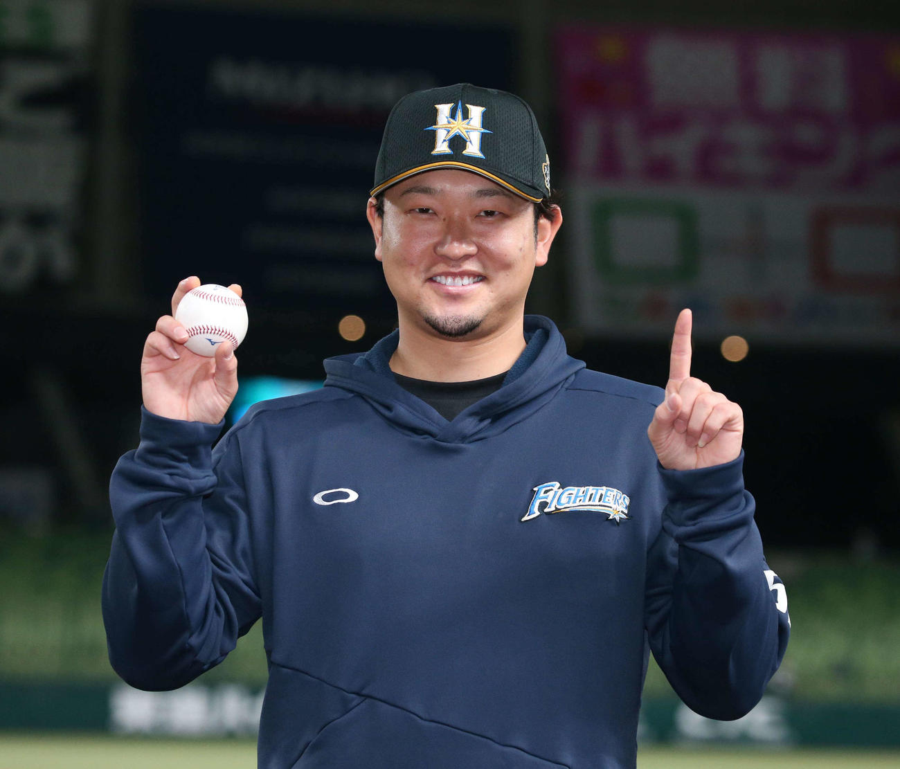 西武対日本ハム　移籍後、初勝利を挙げウイニングボールを手に笑顔の池田（撮影・黒川智章）