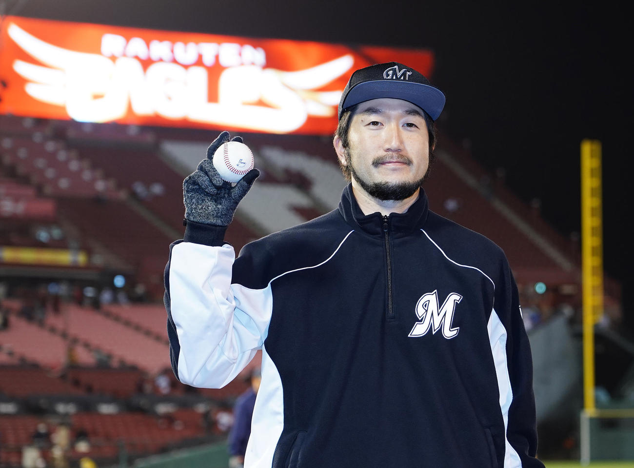 楽天に先発し、7回を7安打1失点で今季初勝利を挙げたロッテ石川は、ウイニングボールを手にする（撮影・菅敏）