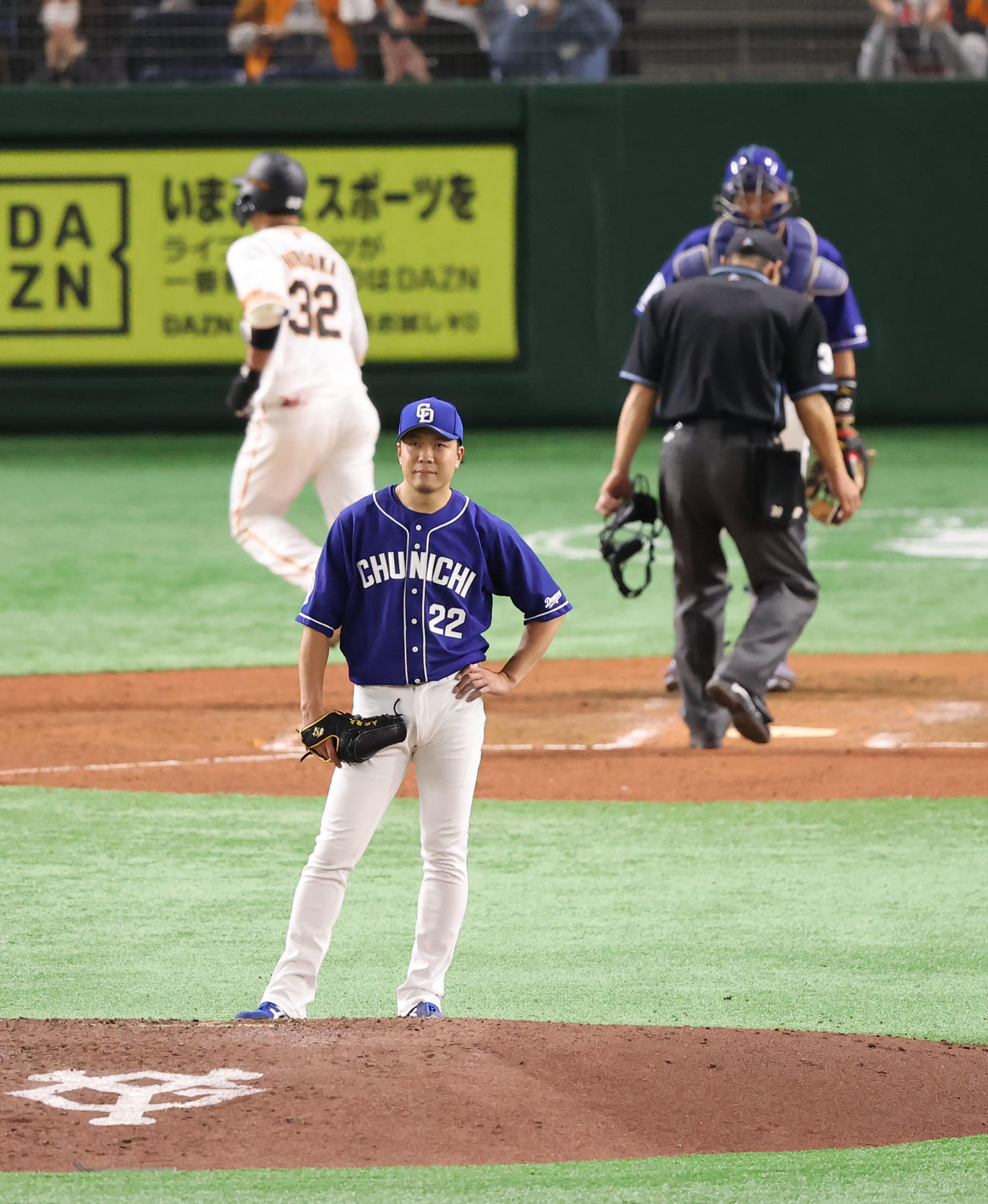 巨人対中日　7回裏巨人2死、広岡（左奥）にソロ本塁打を浴びぼうぜんとスコアボードを見つめる大野雄（撮影・垰建太）