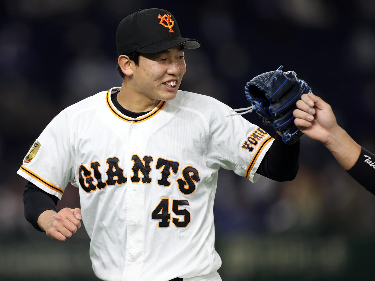 巨人対中日　8回表中日2死一、三塁、福田を遊ゴロに打ち取り、チームメートとタッチを交わす畠（撮影・狩俣裕三）