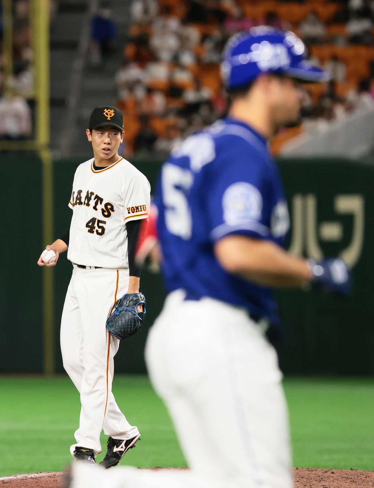 巨人対中日　9回裏中日無死、A・マルティネス（右）に右越え本塁打を浴びた畠（撮影・足立雅史）