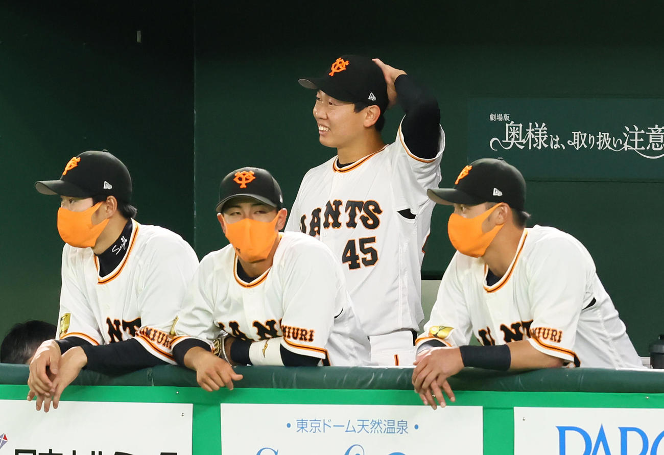 巨人対中日　完投目前で降板しベンチで悔しさをあらわにする巨人畠（中央右）（撮影・足立雅史）