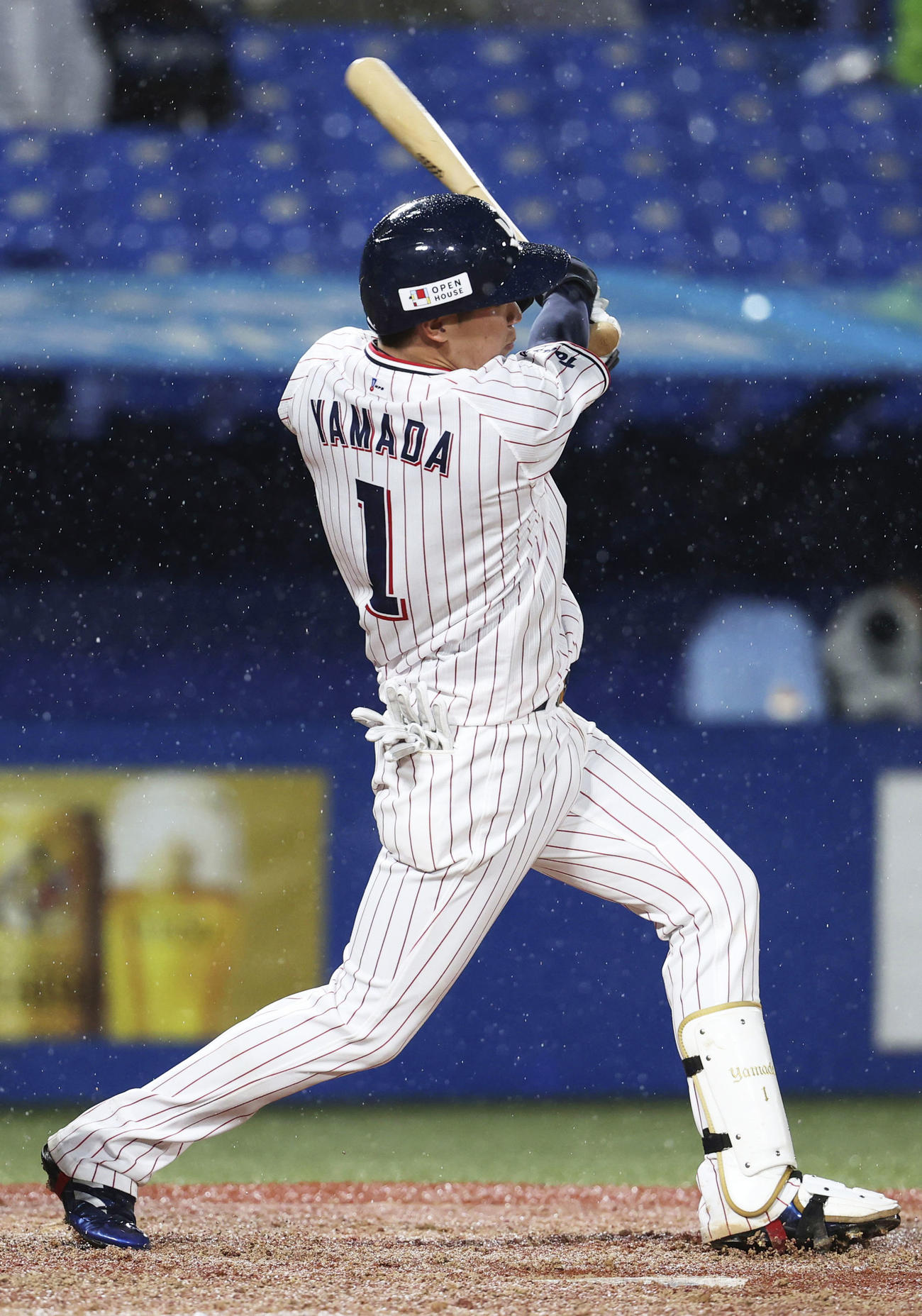ヤクルト対ＤｅＮＡ　５回裏ヤクルト１死二塁、左越え２点本塁打を放つ山田（撮影・河田真司）